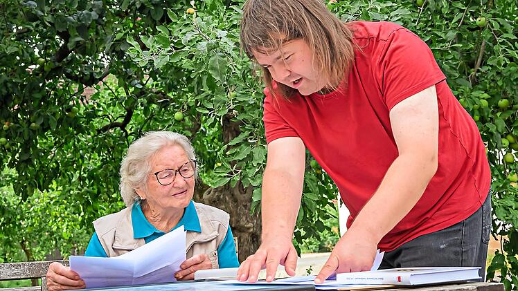 Namen, Orte und Jahreszahlen werden zu Familiengeschichte: Christian Zametzer erkl&auml;rt Rosa Schmitt, wie sich ihre v&auml;terliche Linie von Wimmelbach &uuml;ber Hausen und Elsenberg bis nach Baad verfolgen l&auml;sst. Eberhard Schorr