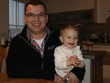 "Nicht der Rede wert" sei die Blessur, die er beim Brandeinsatz in Fatschenbrunn erlitten hat, sagt Feuerwehrmann Thomas Neeb angesichts des Schicksals der betroffenen Familie. Der 32-Jährige ist Feuerwehrmann aus Überzeugung. Sicher wird sein Töchterchen Hanna später zur Jugendfeuerwehr gehen.  Foto: sw