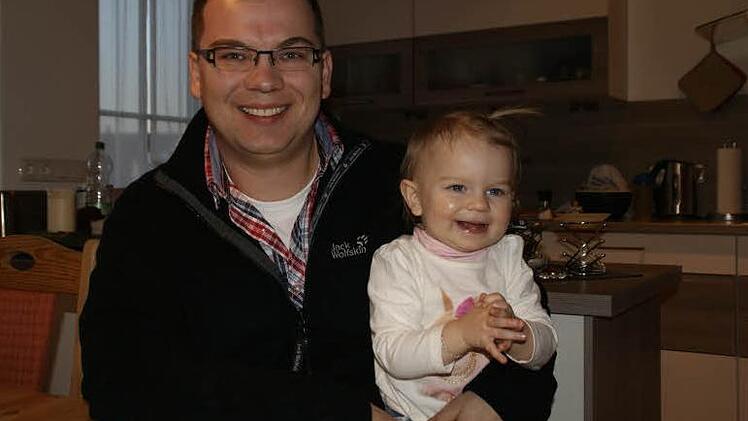 "Nicht der Rede wert" sei die Blessur, die er beim Brandeinsatz in Fatschenbrunn erlitten hat, sagt Feuerwehrmann Thomas Neeb angesichts des Schicksals der betroffenen Familie. Der 32-Jährige ist Feuerwehrmann aus Überzeugung. Sicher wird sein Töchterchen Hanna später zur Jugendfeuerwehr gehen.  Foto: sw