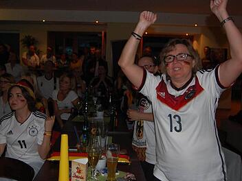 Deutschland ist Fußball-Weltmeister 2014. Die Fans wurden erst in der 113. Minute des Spiels durch ein Tor von Mario Götze erlöst. Nach dem Schlusspfiff wurde gefeiert (das Foto wurde beim Public-Viewing im Salinenblick aufgenommen). Foto: Sigismund von Dobschütz