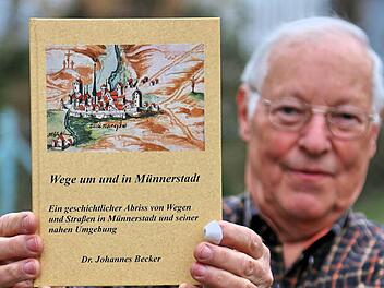 "Wege in und um Münnerstadt": Autor Johannes Becker mit einem Exemplar seines Buches. Foto: Dieter Britz