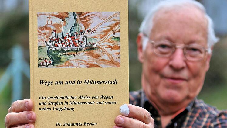 "Wege in und um Münnerstadt": Autor Johannes Becker mit einem Exemplar seines Buches. Foto: Dieter Britz