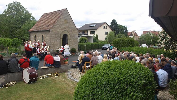 Feier der Rentnerband an der Sebastiani-Kapelle in Oerlenbach. Foto: Stefan Geiger