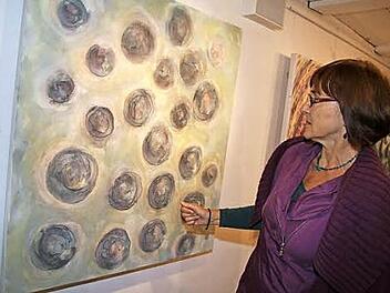 Es geht Angelika Gigauri nicht um die detailgetreue Abbildung von Blumen und Pflanzen. Sie abstrahiert und verfremdet und versucht, dem Wesen und dem Innenleben auf die Spur zu kommen. Foto: Sonja Adam