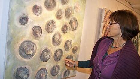 Es geht Angelika Gigauri nicht um die detailgetreue Abbildung von Blumen und Pflanzen. Sie abstrahiert und verfremdet und versucht, dem Wesen und dem Innenleben auf die Spur zu kommen. Foto: Sonja Adam