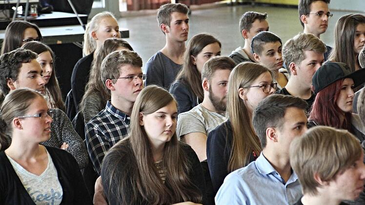 Aufmerksam lauschten die Schülerinnen und Schüler der Q12 den Worten der Bundestagsvizepräsidentin Petra Pau. Foto: Helmut Will