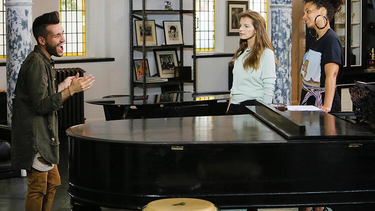 Ein toller Moment f&uuml;r Fl&aacute;vio Martins: Vor den "Sing-Offs" der TV-Show "The Voice of Germany" wurde der Gaustadter neben Yvonne Catterfeld (Mitte) von Weltstar Alicia Keys gecoacht.  Foto: ProSieben/Sat.1/Richard Huebner