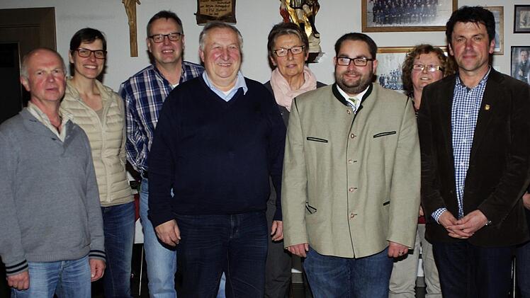 Neuer Vorsitzender des Kreisverbands ist Markus Stockmann (Mitte) Kassier Rainer Reuss (vordere Reihe, links) und Geschäftsführer Dieter Büttner (rechts) begleiten ihn als einzige aus dem Altvorstand.  Foto: Winfried Ehling