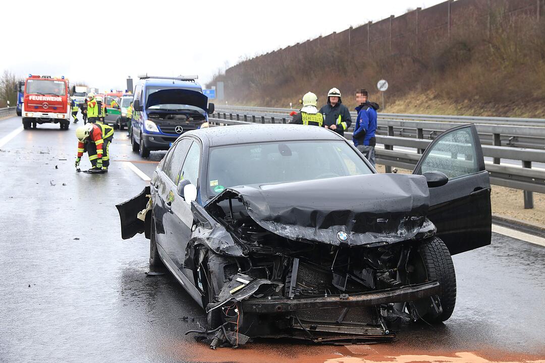 Bilder: Auto gegen Lkw geschleudert - Unfallserie auf der A70