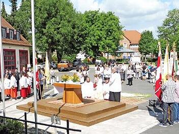 Viele Christen beteiligten sich an der Prozession in Küps - wie hier beim dritten Altar auf dem Rathausvorplatz.  Foto: Dieter Wolf
