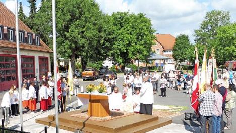 Viele Christen beteiligten sich an der Prozession in Küps - wie hier beim dritten Altar auf dem Rathausvorplatz.  Foto: Dieter Wolf