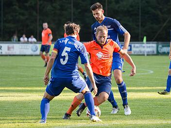 Beim letzten Aufeinandertreffen der beiden Mannschaften im Halbfinale des Kreispokals vor gut einem Jahr fertigten die Mitwitzer mit Carsten Engel (Nummer 5) und Marc Hofmann den ASV Kleintettau mit Andreas Böhnlein (orangenes Trikot) mit 6:1 ab.  Foto: Heinrich Weiß, Archiv