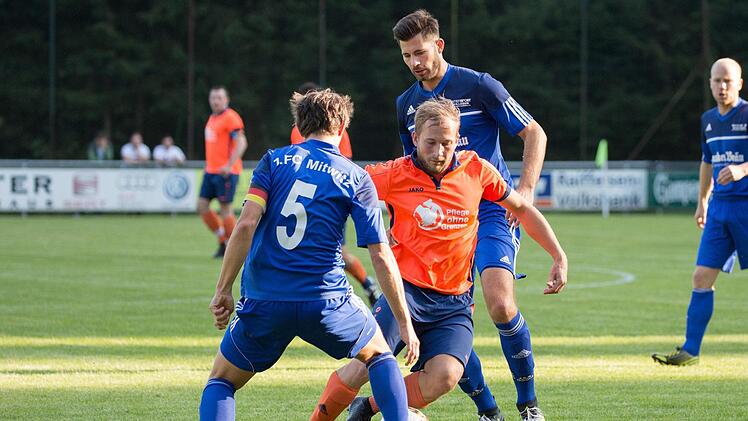 Beim letzten Aufeinandertreffen der beiden Mannschaften im Halbfinale des Kreispokals vor gut einem Jahr fertigten die Mitwitzer mit Carsten Engel (Nummer 5) und Marc Hofmann den ASV Kleintettau mit Andreas Böhnlein (orangenes Trikot) mit 6:1 ab.  Foto: Heinrich Weiß, Archiv