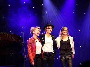Das Foto (von links Hannah Silberbach, Laura Breuter-Widera und Bea Michalski) ist vom Finalabend vergangenen Samstag nach dem Gewinnen des Förderpreises und des Gesamtwettbewerbs.  Foto: Mohamed Khalil