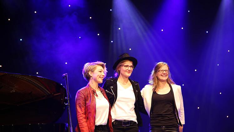 Das Foto (von links Hannah Silberbach, Laura Breuter-Widera und Bea Michalski) ist vom Finalabend vergangenen Samstag nach dem Gewinnen des Förderpreises und des Gesamtwettbewerbs.  Foto: Mohamed Khalil