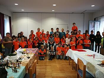 Die Kinder der Funky Fruits des Obst- und Gartenbauvereins Bad Br&uuml;ckenau haben gebastelt. Ihre Werke werden am Weihnachtspavillon verkauft.  Foto: Britta Slowik