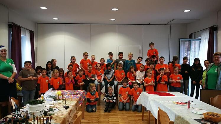 Die Kinder der Funky Fruits des Obst- und Gartenbauvereins Bad Br&uuml;ckenau haben gebastelt. Ihre Werke werden am Weihnachtspavillon verkauft.  Foto: Britta Slowik