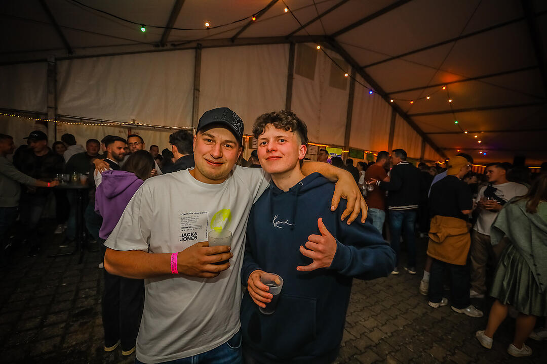 Samstagsparty im Festzelt!