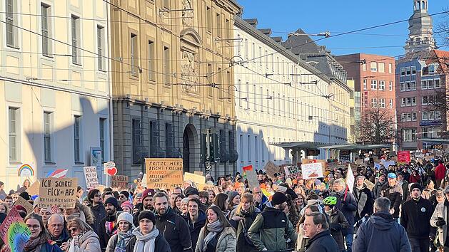 3800 Teilnehmer bei Demo in Würzburg - "Singen gegen Rechts"