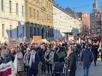 3800 Teilnehmer bei Demo in Würzburg - "Singen gegen Rechts"
