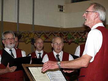 Zu den Kulturträgern der Gemeinde zählt seit Jahrzehnten der Männergesangverein Ebenhausen. Dirigent Kurt Distler (rechts) führt seit 45 Jahren den Taktstock. Foto: Stefan Geiger