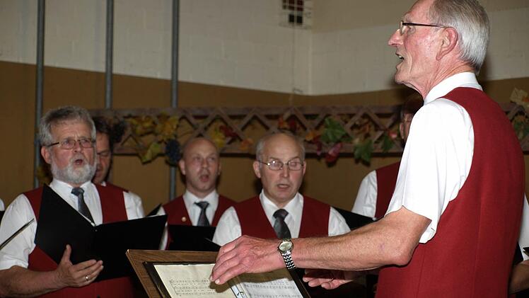 Zu den Kulturträgern der Gemeinde zählt seit Jahrzehnten der Männergesangverein Ebenhausen. Dirigent Kurt Distler (rechts) führt seit 45 Jahren den Taktstock. Foto: Stefan Geiger