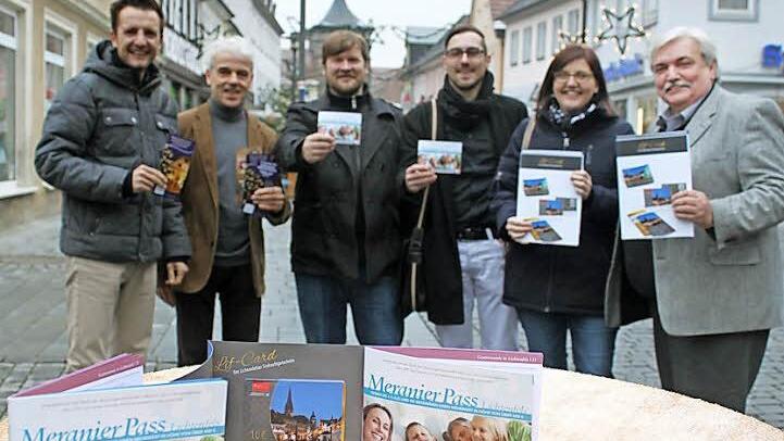 Meranier-Pass und Lif Card - und alles andere tritt in den Hintergrund. Die Geschenk- und Bonuskonzepte erfreuen sich bei den Machern, (von links) Bürgermeister Andreas Hügerich, Info-Tourist-Leiter Harald Fischer, Benjamin Apel und Markus Püls (verantwortlich für den Meranier-Pass), sowie Elke Sünkel (Vorstand des Treffpunkts Lichtenfels) und Citymanager Werner Schiffgen, gegenseitiger Beliebtheit.  Foto: Markus Häggberg