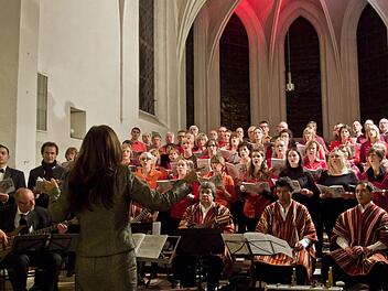 Gemeinsam mit der peruanischen Instrumentalgruppe "Indoamerika Perumanta" führte der chor "Unerhört" Musik von Ariel Ramirez in der Coburger Heilig-Kreuz-Kirche auf.Foto: Jochen Berger