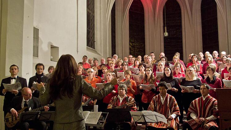 Gemeinsam mit der peruanischen Instrumentalgruppe "Indoamerika Perumanta" führte der chor "Unerhört" Musik von Ariel Ramirez in der Coburger Heilig-Kreuz-Kirche auf.Foto: Jochen Berger