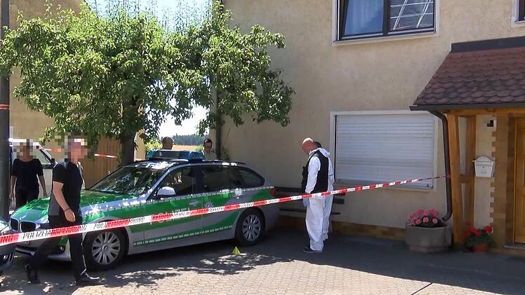 Am Freitagmorgen (10.07.2015) wurden zwei Menschen in Tiefenthal (Landkreis Ansbach) aus einem fahrenden Auto heraus erschossen. Foto: News5 / Fricke