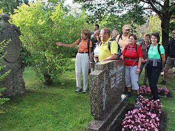 Im Münnerstädter Friedhof besuchten die Teilnehmer das Grabmal für die gefallenen Soldaten des 1866er Krieges, die in Münnerstadt beigesetzt worden sind. Fotos: Heike Beudert