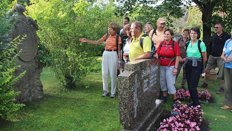Im Münnerstädter Friedhof besuchten die Teilnehmer das Grabmal für die gefallenen Soldaten des 1866er Krieges, die in Münnerstadt beigesetzt worden sind. Fotos: Heike Beudert