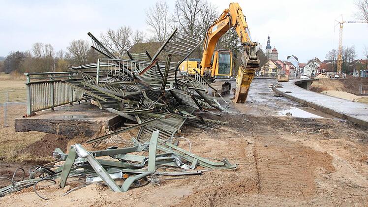 Jetzt ist die Flutbrücke dran. Foto: Andreas Dorsch