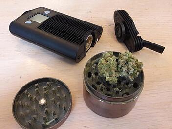 Cannabisblüten können auch gemahlen und in einen Vaporisator gefüllt werden. Darin werden sie erhitzt und die Wirkstoffe können durch die Verdampfung inhaliert werden.  Foto: I. Fenn-Nebel