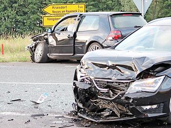 Jeweils 5000 Euro Sachschaden entstand laut Schätzung der Eberner Polizei am Seat (vorne) und am VW Golf. Foto: Eckehard Kiesewetter