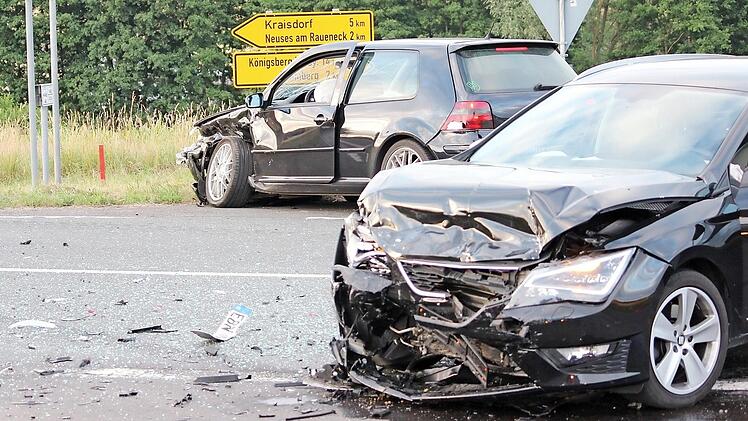 Jeweils 5000 Euro Sachschaden entstand laut Schätzung der Eberner Polizei am Seat (vorne) und am VW Golf. Foto: Eckehard Kiesewetter