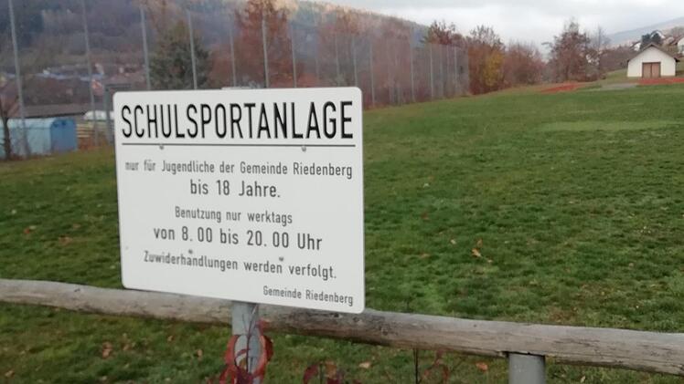 Der Holzhackerverein würde gerne auf dem Sportgelände die Unterfränkischen Waldarbeitermeisterschaften ausrichten. Da dafür schweres Gerät nötig ist, gibt es von Seiten des Gemeinderates Bedenken, wegen zu großer Schäden an dem Platz. Evelyn Schneider