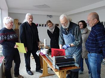 Eine Einführung in das kunsthandwerkliche Drucken gab Peter M. Bannert (Dritter von rechts) im Nordhalbener Kunsthaus. Anlass war ein Projekt des Vereins "Internationale Kunstförderung Kronach e.V." mit seinem Leiter Ingo Cesaro (Zweiter von links). Maria Hofstädter und Diana Deckelmann gehörten zu den Teilnehmern des Workshops, daneben die "NohA-Gastgeber", Heidi und Otmar Adler (von links).  Norbert Neugebauer