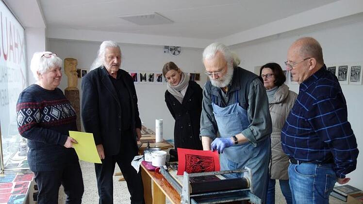 Eine Einführung in das kunsthandwerkliche Drucken gab Peter M. Bannert (Dritter von rechts) im Nordhalbener Kunsthaus. Anlass war ein Projekt des Vereins "Internationale Kunstförderung Kronach e.V." mit seinem Leiter Ingo Cesaro (Zweiter von links). Maria Hofstädter und Diana Deckelmann gehörten zu den Teilnehmern des Workshops, daneben die "NohA-Gastgeber", Heidi und Otmar Adler (von links).  Norbert Neugebauer