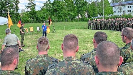 Das Aufklärungsbataillon 13 aus Gotha lauschte der Rede von Reinhold Klein, Zweiter Vorsitzender der 12er Kameradschaft Ebern.  Foto: pr