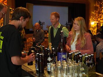 Die Besucher konnten zur Bier-Gala-Nacht auch die zahlreichen Sorten Rhöner Biere probieren. Foto: Kathrin Kupka-Hahn