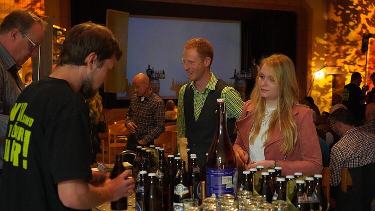 Die Besucher konnten zur Bier-Gala-Nacht auch die zahlreichen Sorten Rhöner Biere probieren. Foto: Kathrin Kupka-Hahn