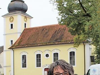 Michaela Wüst vor der evangelischen Kirche von Pommersfelden.  Foto: Evi Seeger