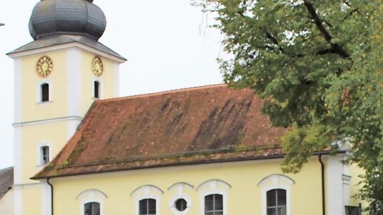 Michaela Wüst vor der evangelischen Kirche von Pommersfelden.  Foto: Evi Seeger