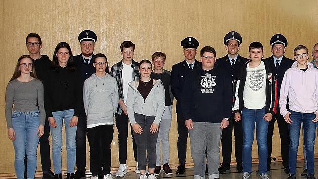 Neue Mitglieder wurden in die Rannunger Jugendfeuerwehr aufgenommen. Unser Bild zeigt sie zusammen mit den bei der Hauptversammlung geehrten langjährigen Mitgliedern und dem neugewählten Vorstand.