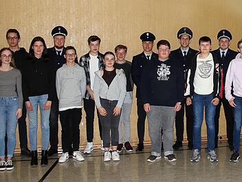 Neue Mitglieder wurden in die Rannunger Jugendfeuerwehr aufgenommen. Unser Bild zeigt sie zusammen mit den bei der Hauptversammlung geehrten langjährigen Mitgliedern und dem neugewählten Vorstand.