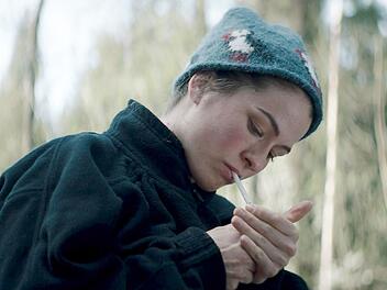 Zigarettenpause f&uuml;r Anja Grimm (Henriette Confurius): Die junge Forstpraktikantin mit dem m&auml;rchenhaften Namen untersucht den Waldboden einer engen Dorfgemeinschaft. Der Film "Schweigend steht der Wald" lief erfolgreich auf Festivals.