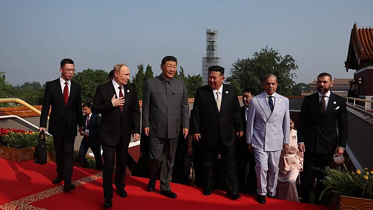 Gro&szlig;e B&uuml;hne: King Jong-un (dritter von rechts) f&uuml;hlt sich im Kreis der M&auml;chtigen wohl.