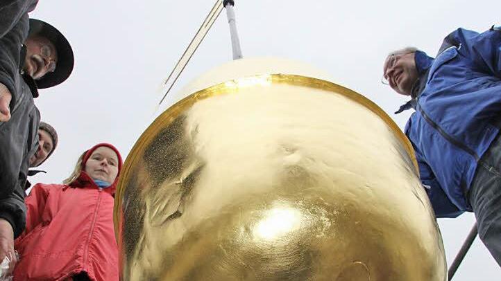 Die  Kirche hat ihre Turmzier  wieder.  Unser  Bild zeigt Pfarrerin Sabine Winkler  mit  (von  links)  Andreas  Mätzold von der Dackdeckerfirma aus Wonsees, Udo Kessler vom Statikerbüro Burges und Döhring sowie  Heinz Musiol  von der Firma Bayreuther  Turmuhren. Fotos: Alexander  Hartmann