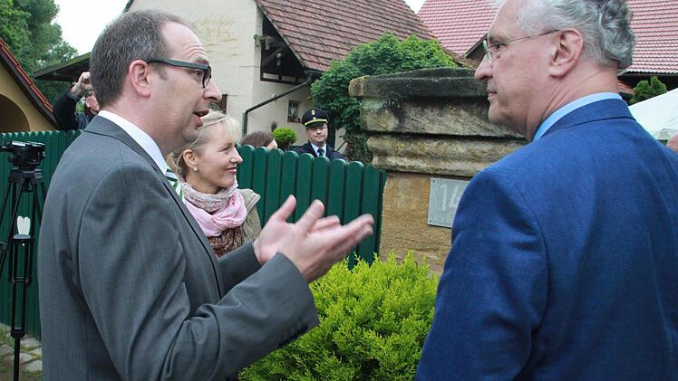 Landrat Christian Meißner (links) und Andrea Hellmuth schildern Minister Joachim Herrmann das Geschehen in Prächting